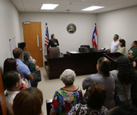 Fotografía de una visita educativa guiada donde una Jueza se dirige a miembros de la comunidad en una Sala del Tribunal de Primera Instancia