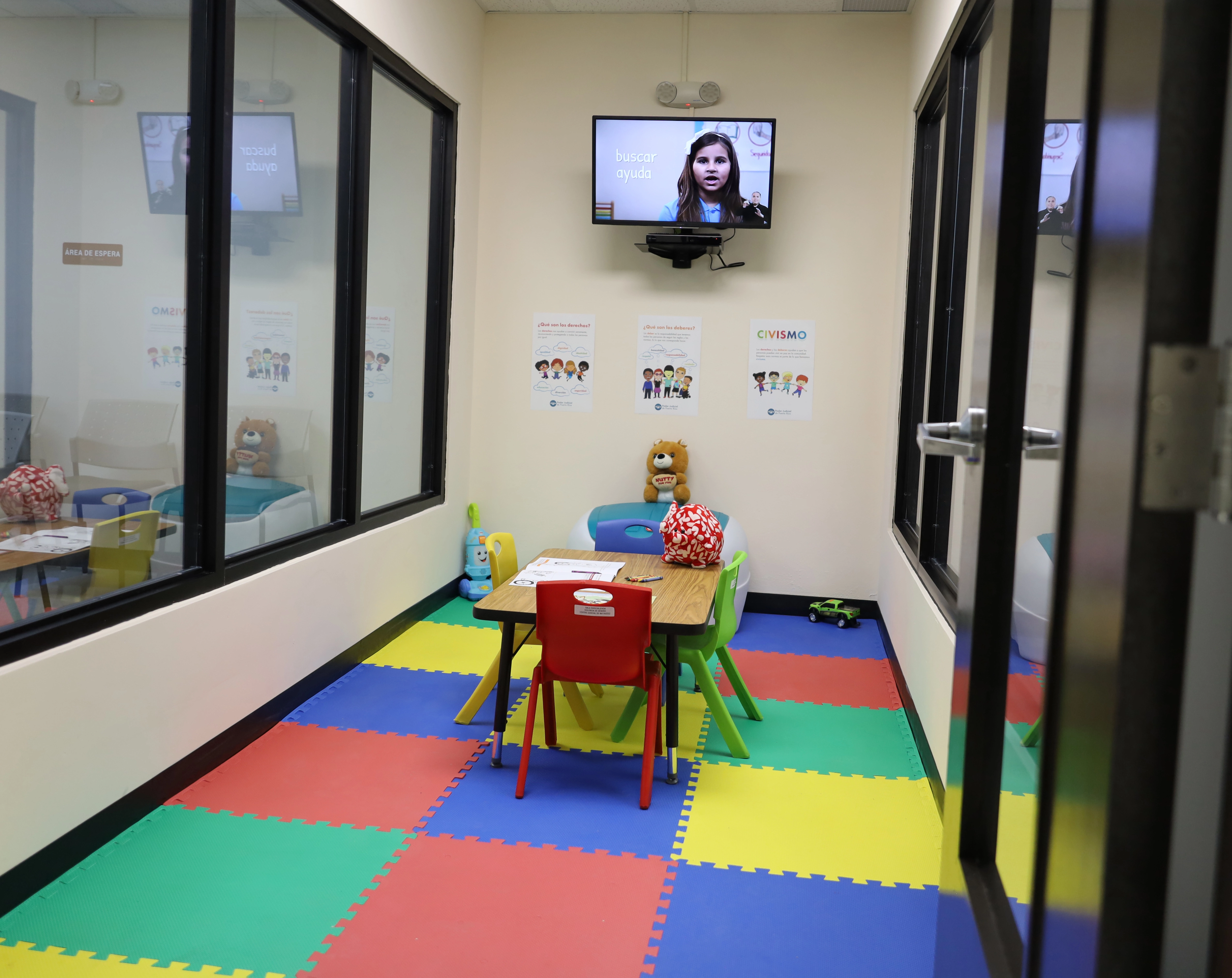 La Sala Especializada también integra la disponibilidad de un salón infantil acondicionado para menores de edad.