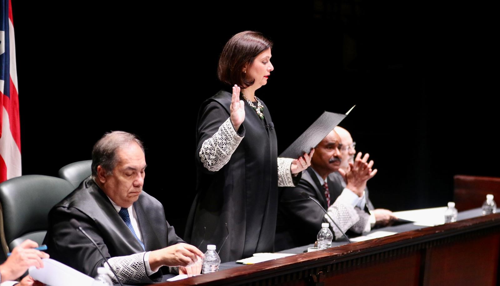 La Jueza Presidenta del Tribunal Supremo, Hon. Maite D. Oronoz Rodríguez, tomó juramento a los(as) nuevos(as) profesionales del Derecho.