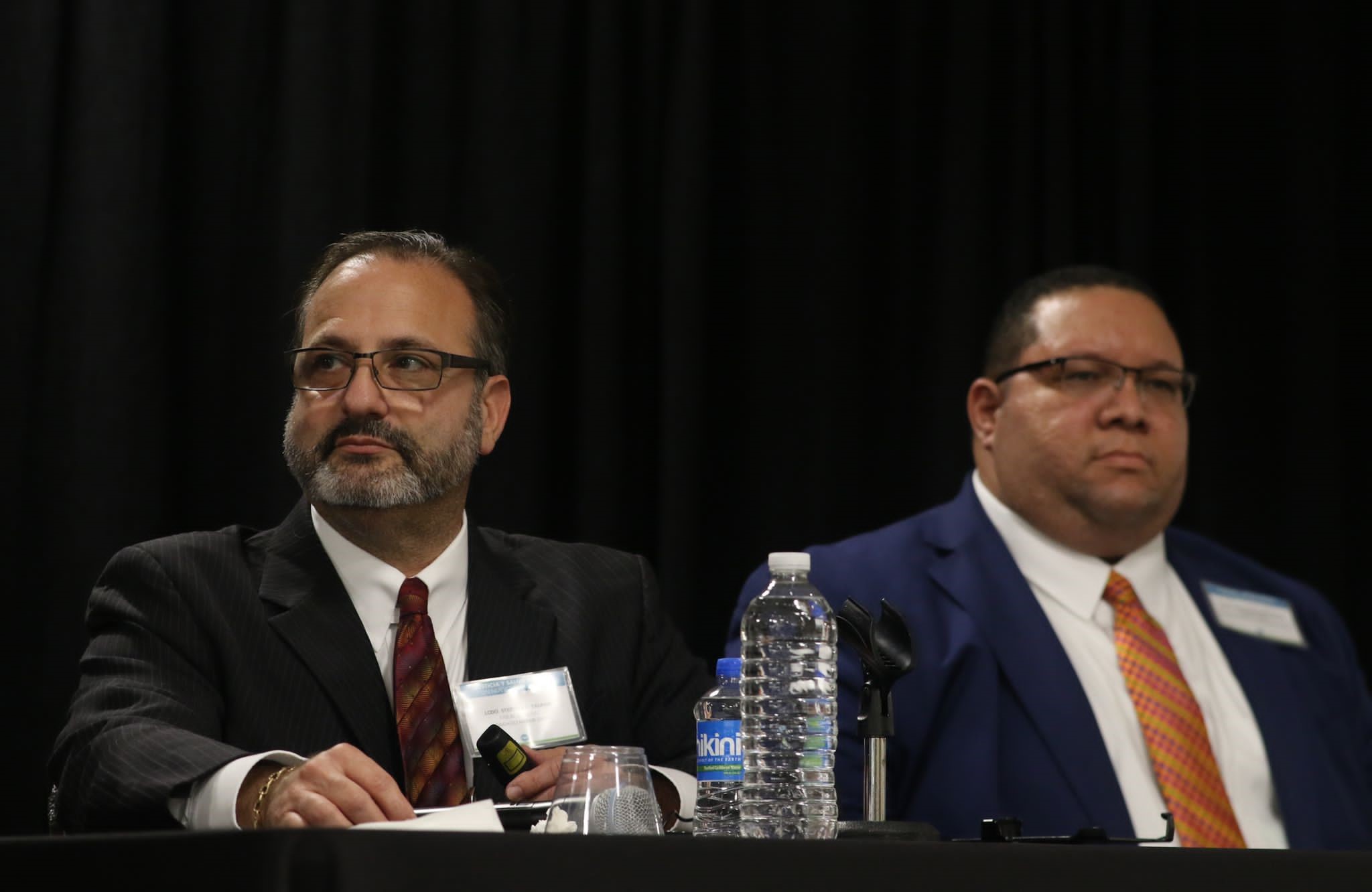 En primer plano, Stephen K. Talpins, Fiscal General Adjunto del Condado Miami Dade, junto al Lcdo. Ferdinand López Colón, Coordinador del Programa de Asistencia Legal en Procesos Salud Mental de la Sociedad para la Asistencia Legal.