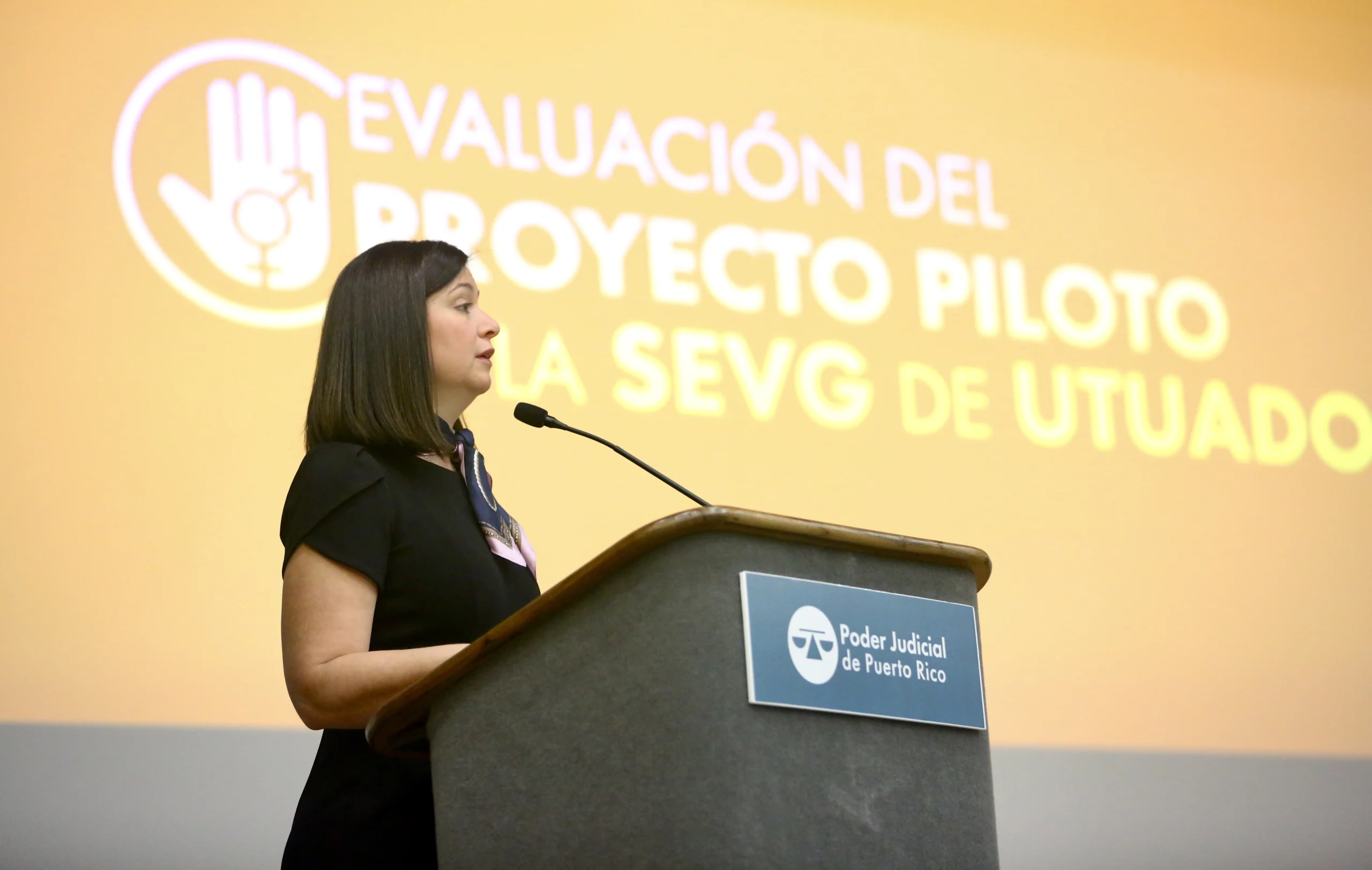 La Jueza Presidenta del Tribunal Supremo, Hon. Maite D. Oronoz Rodríguez, anunció hoy la implementación formal del Programa de las Salas Especializadas en Casos de Violencia de Género durante la presentación de hallazgos de la evaluación de la sala piloto del modelo, inaugurada en el 2019 en la Región Judicial de Utuado.