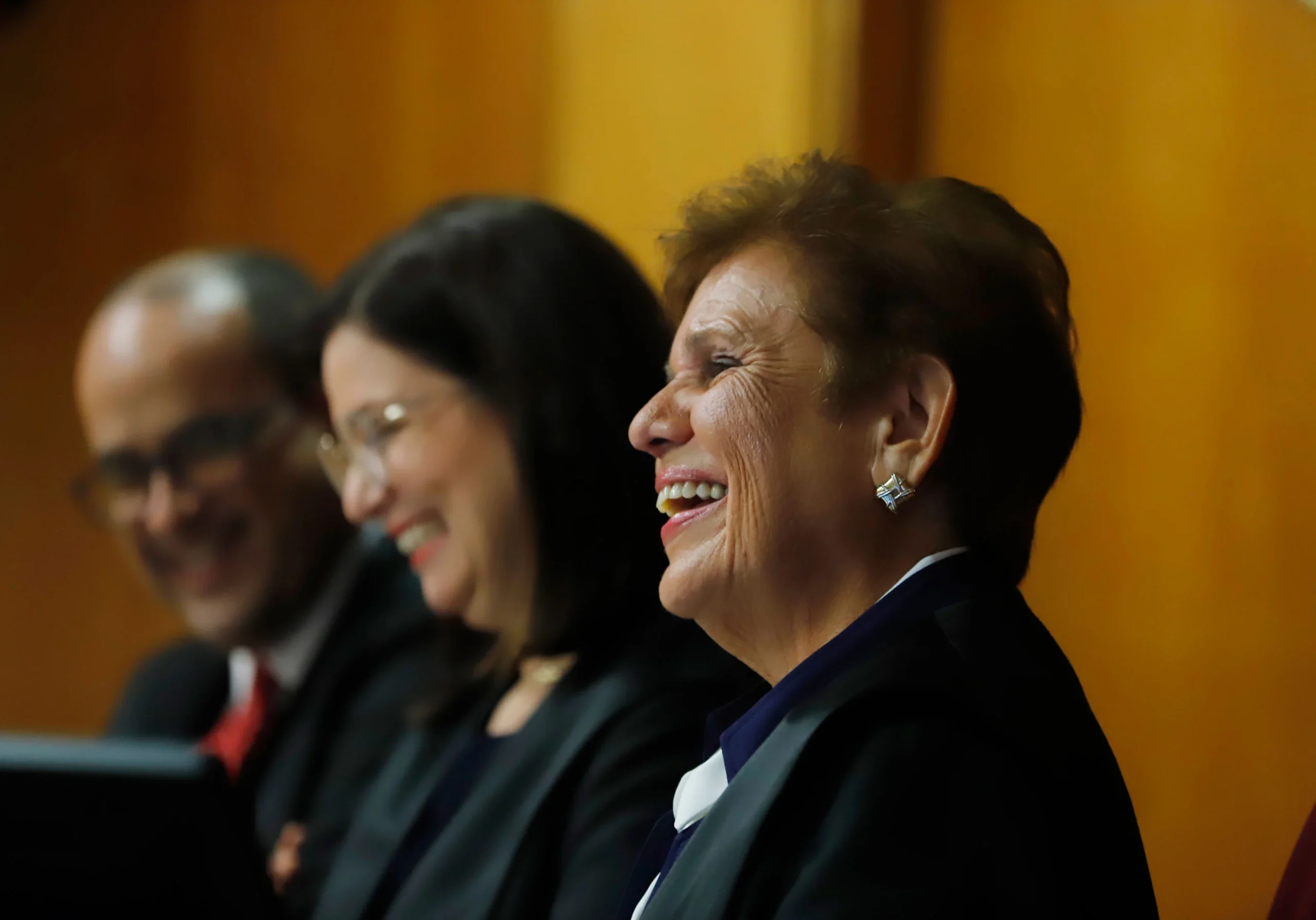 La Hon. Mayra Huergo Cardoso compartió su estrado con la Jueza Presidenta del Tribunal Supremo, Hon. Maite D. Oronoz Rodríguez, y el Juez Asociado, Hon. Ángel Colón Pérez.