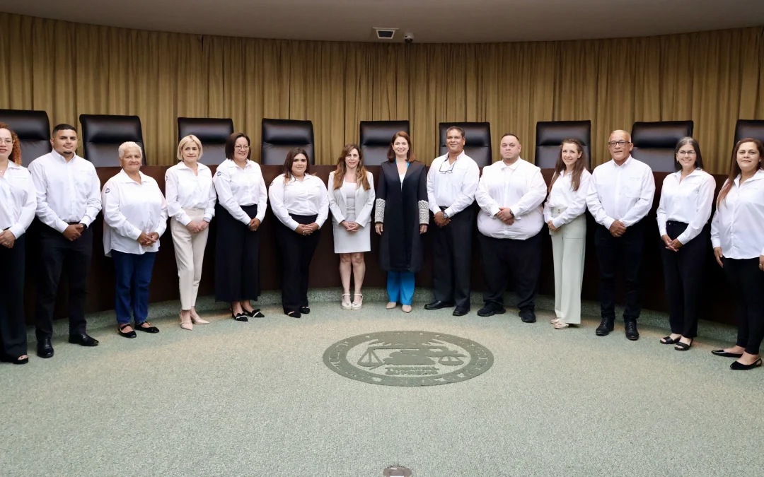 Jueza Presidenta juramenta al primer grupo de facilitadores y facilitadoras judiciales en Puerto Rico