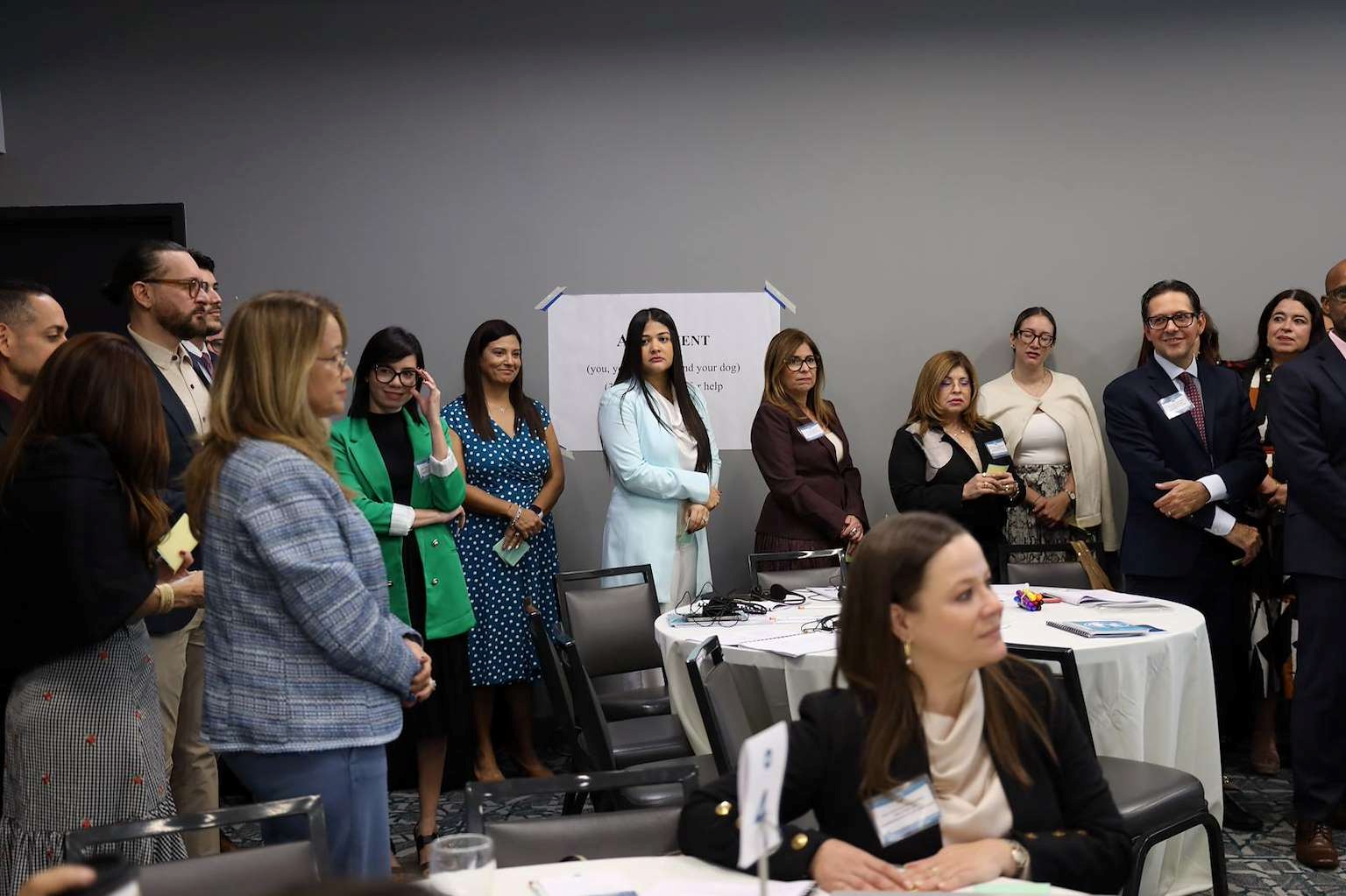 Jueces y juezas de las distintas regiones judiciales participan en un ejercicio interactivo dirigido a examinar las decisiones y barreras que puede enfrentar una persona sobreviviente de violencia doméstica. Jueces y juezas de las distintas regiones judiciales participan en un ejercicio interactivo dirigido a examinar las decisiones y barreras que puede enfrentar una persona sobreviviente de violencia doméstica.